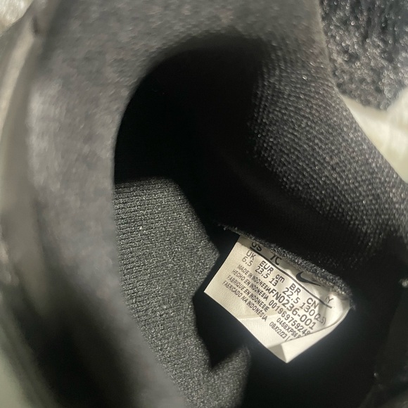 Kids Black Nike Sneakers - Picture 4 of 7